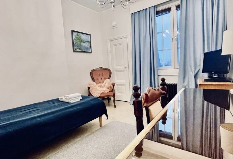 标准单人间共用浴室, Senate