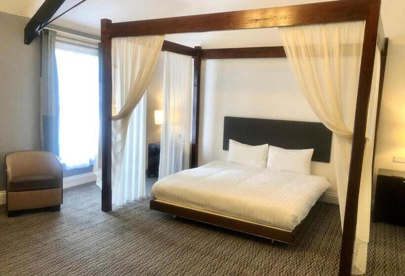 جناح سوبيريور, The Bridge