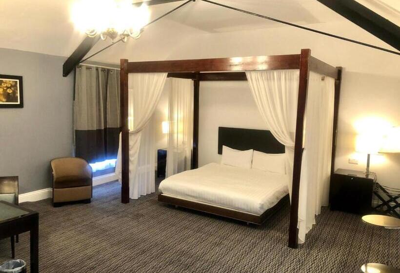 جناح سوبيريور, The Bridge