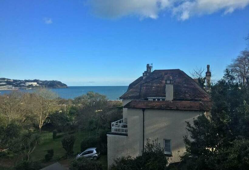 سوییت خانوادگی, The Charterhouse