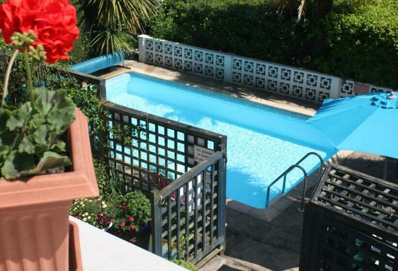 اتاق عادی اینتریور, The Charterhouse