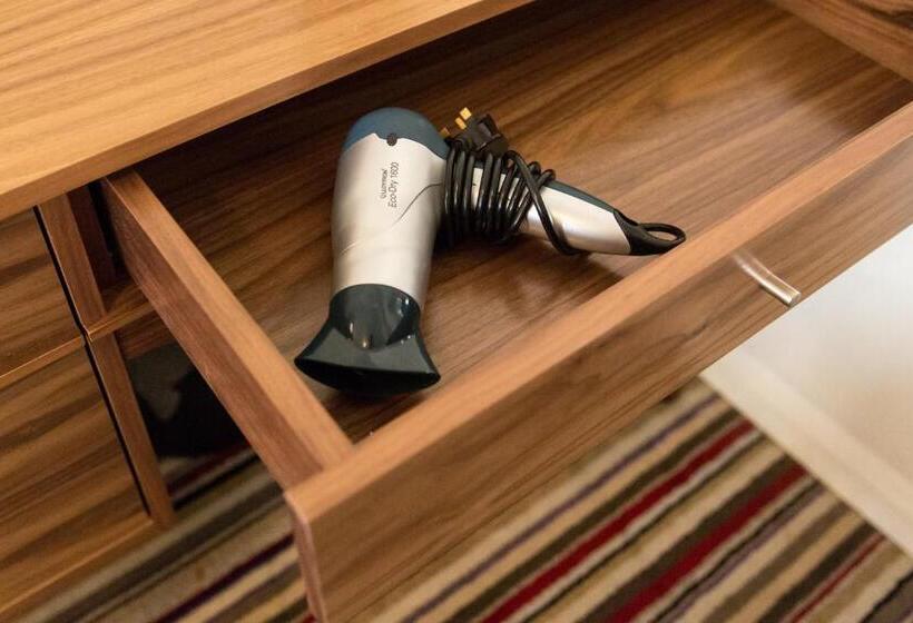 חדר סטנדרט עם נוף, The Resolution