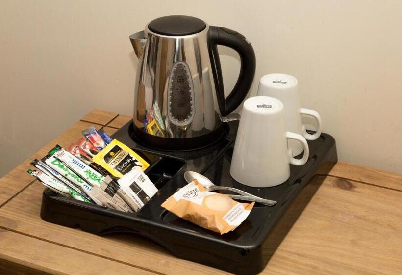 חדר בסיסי, The Resolution