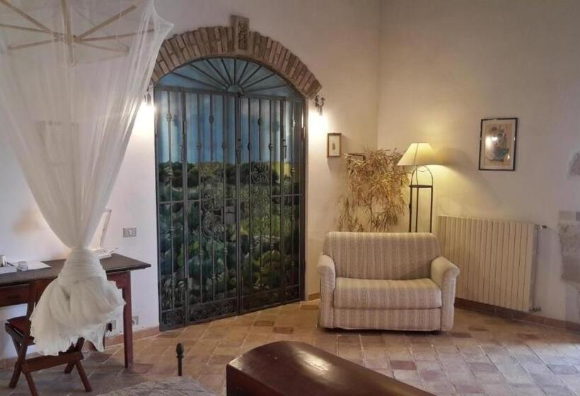 Номер Стандарт Вид на Бассейн, Case Brizza