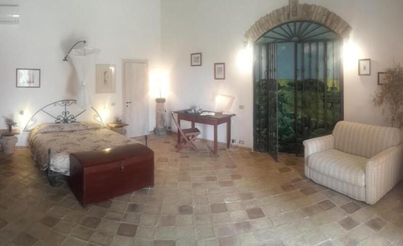 Номер Стандарт Вид на Бассейн, Case Brizza