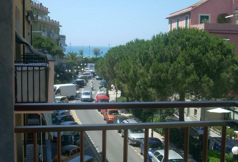 غرفة قياسية مطلّة علي البحر, Corallo