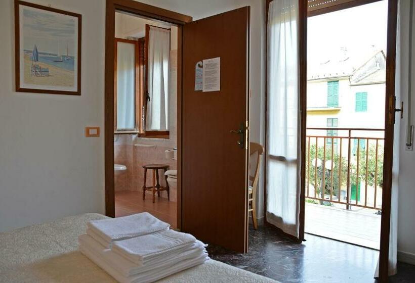 غرفة قياسية مطلّة علي البحر, Corallo