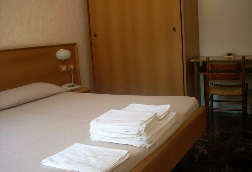 غرفة قياسية مطلّة علي البحر, Corallo