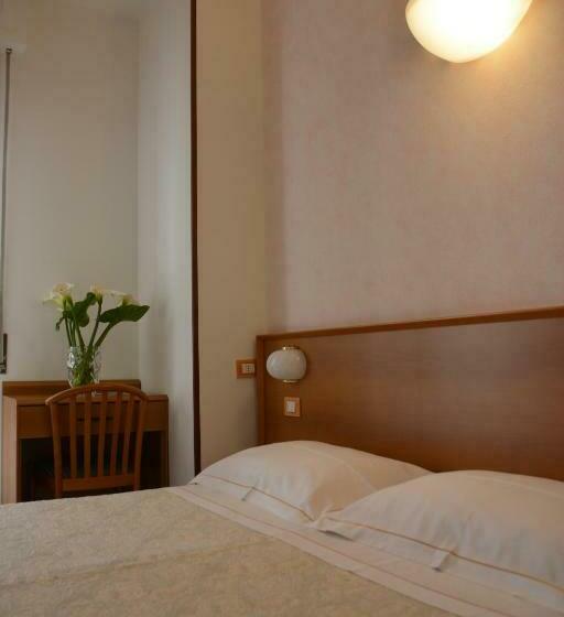 غرفة قياسية مطلّة علي البحر, Corallo