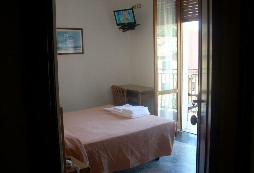 غرفة قياسية مطلّة علي البحر, Corallo