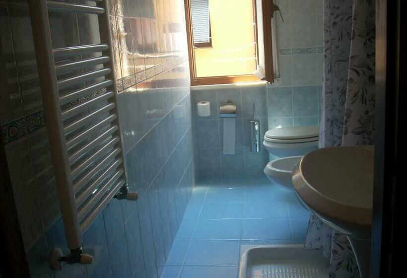 غرفة قياسية مطلّة علي البحر, Corallo