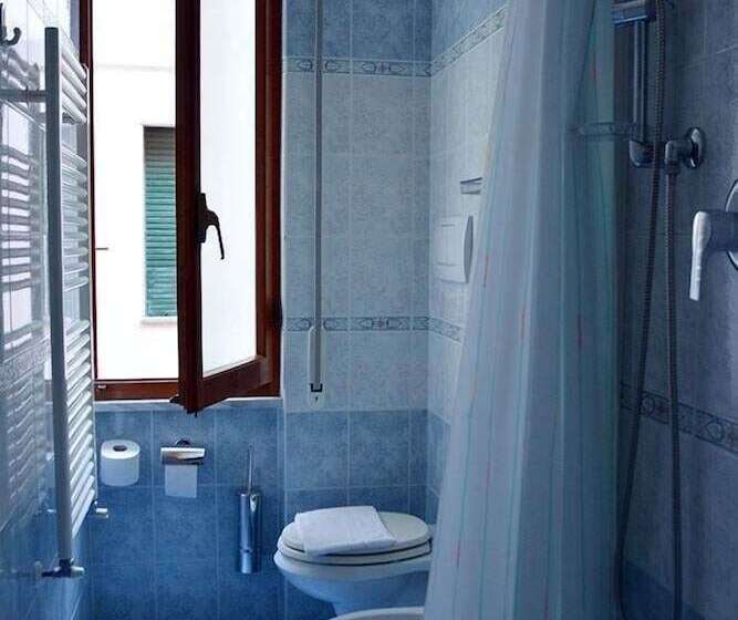 غرفة قياسية مطلّة علي البحر, Corallo