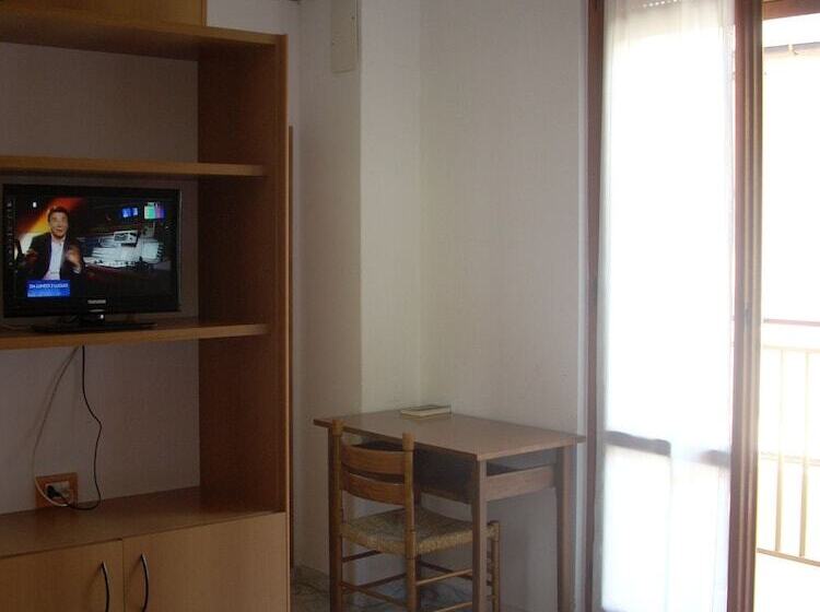 غرفة قياسية مطلّة علي البحر, Corallo