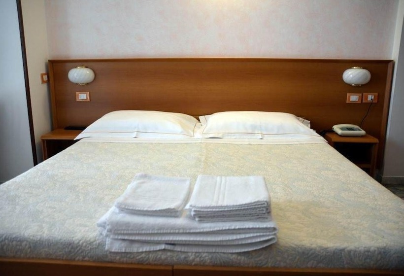 غرفة قياسية مطلّة علي البحر, Corallo