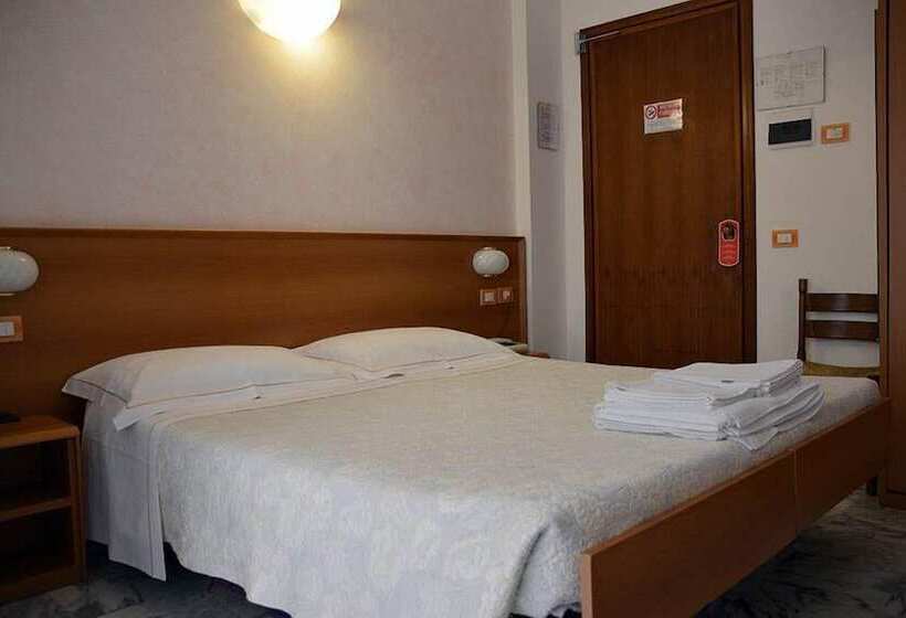 غرفة قياسية مطلّة علي البحر, Corallo