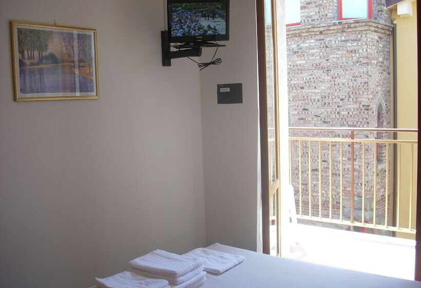 غرفة قياسية مطلّة علي البحر, Corallo