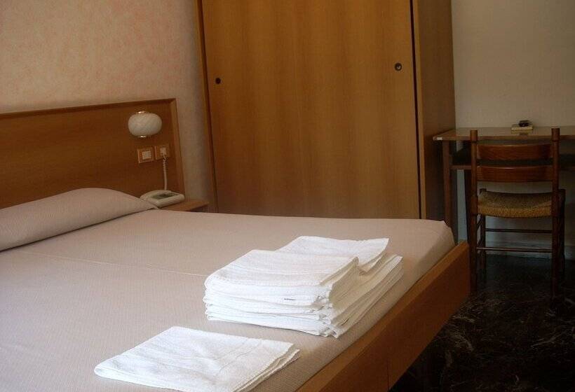 غرفة قياسية مطلّة علي البحر, Corallo