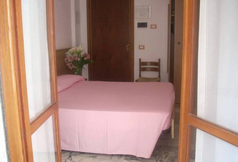 غرفة قياسية مطلّة علي البحر, Corallo