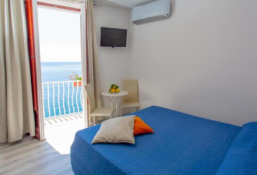 חדר סטנדרט נוף לים עם מרפסת, Donna Giulia