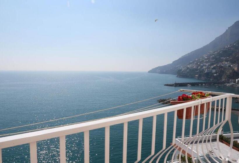 Prestige Room Sea View, Donna Giulia