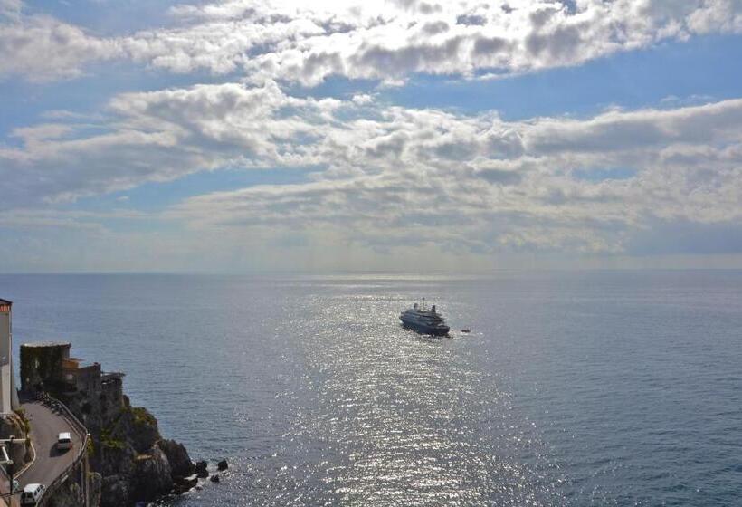 Prestige Room Sea View, Donna Giulia