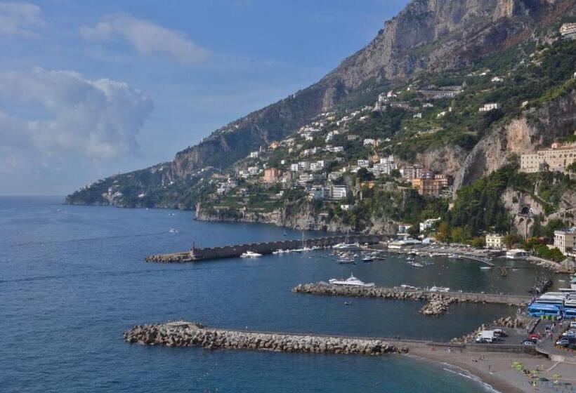 Prestige Room Sea View, Donna Giulia