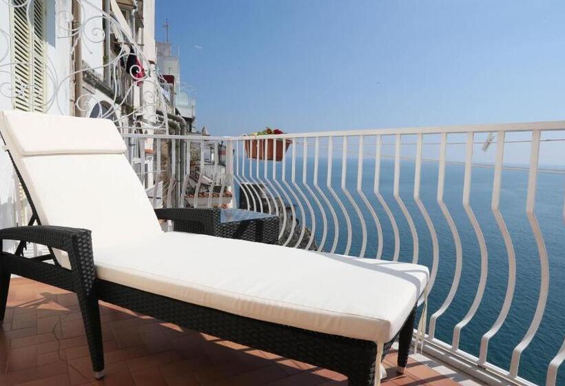 Prestige Room Sea View, Donna Giulia