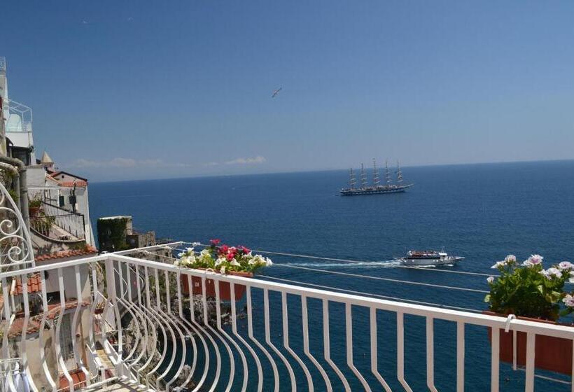Prestige Room Sea View, Donna Giulia