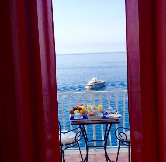 Prestige Room Sea View, Donna Giulia