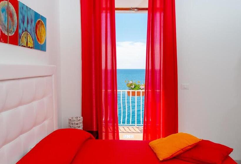 Prestige Room Sea View, Donna Giulia