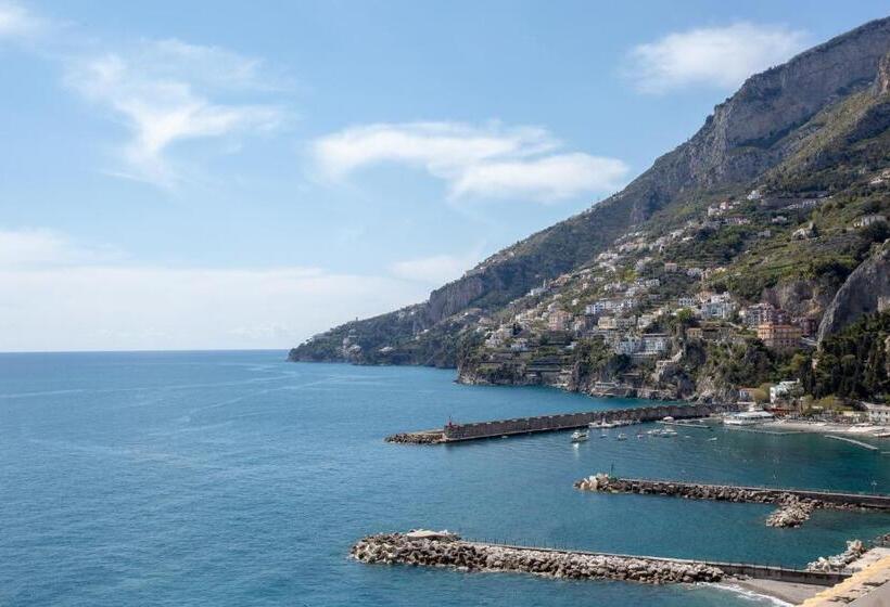 Prestige Room Sea View, Donna Giulia