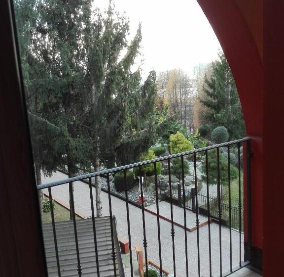 חדר סטנדרט לשלושה, Empire Resort