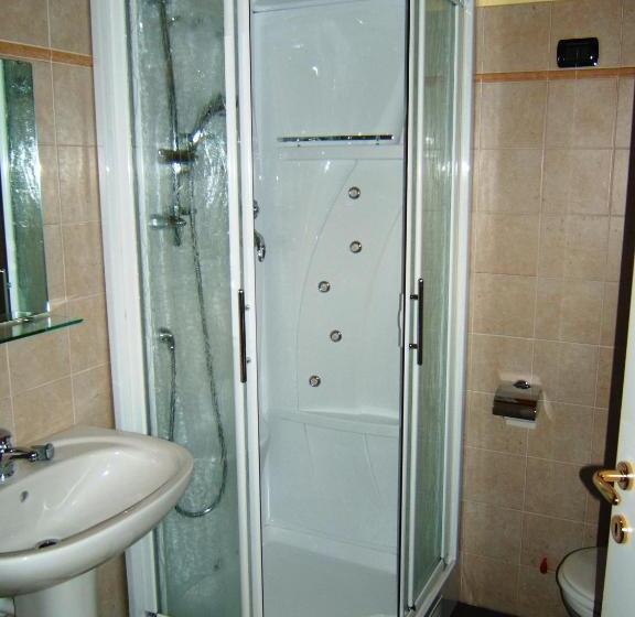 חדר סטנדרט לשלושה, Empire Resort