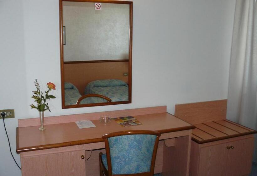 Номер Стандарт Трехместный, Confidence Hotel Europa