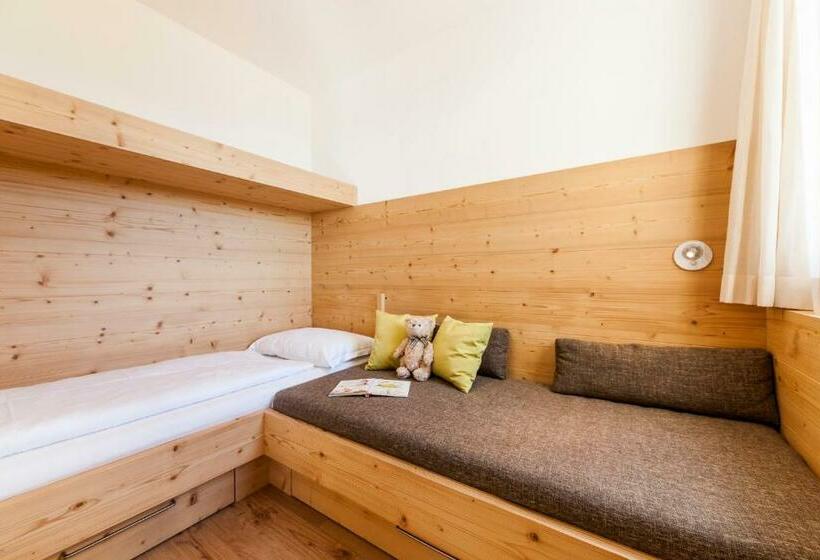 חדר משפחתי, Family Home Alpenhof