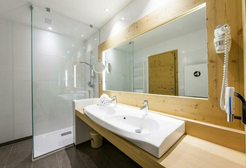 חדר משפחתי, Family Home Alpenhof