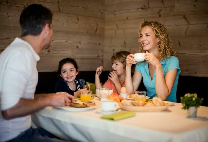 חדר משפחתי, Family Home Alpenhof