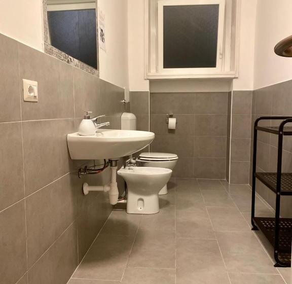 اتاق استاندارد با سرویس بهداشتی مشترک, Guest House Pirelli Milano