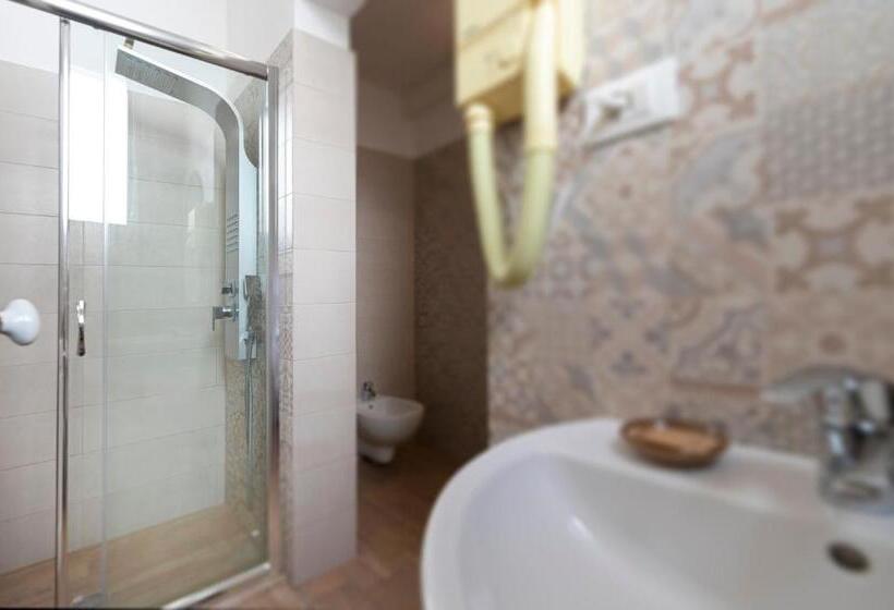 חדר סטנדרט לשלושה עם נוף לגינה, La Naca Della Taranta B&b