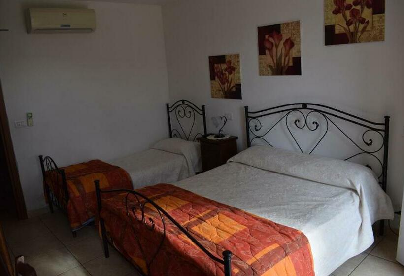 اتاق استاندارد سه نفره, La Piana Degli Ulivi