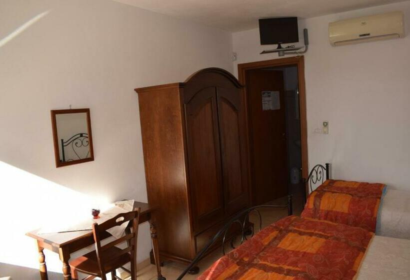 اتاق استاندارد سه نفره, La Piana Degli Ulivi