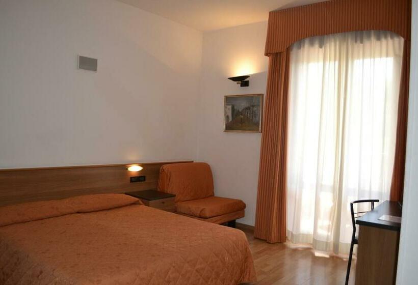 Трехместный Номер Стандарт с Балконом, Mary Rose