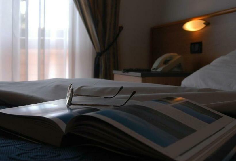 Четырехместный Номер Стандарт с Балконом, Mary Rose