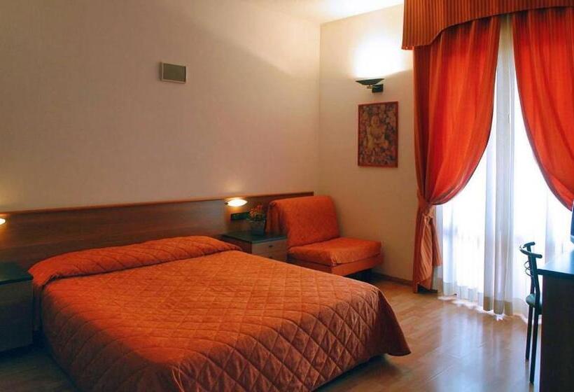 Четырехместный Номер Стандарт с Балконом, Mary Rose