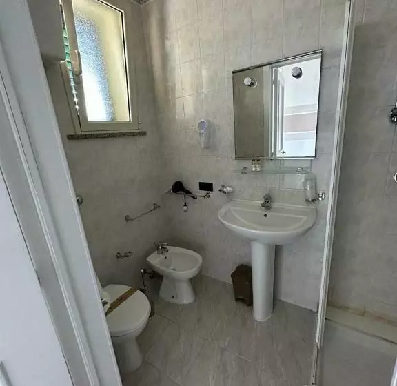 اتاق استاندارد سه نفره, Porto Cesareo