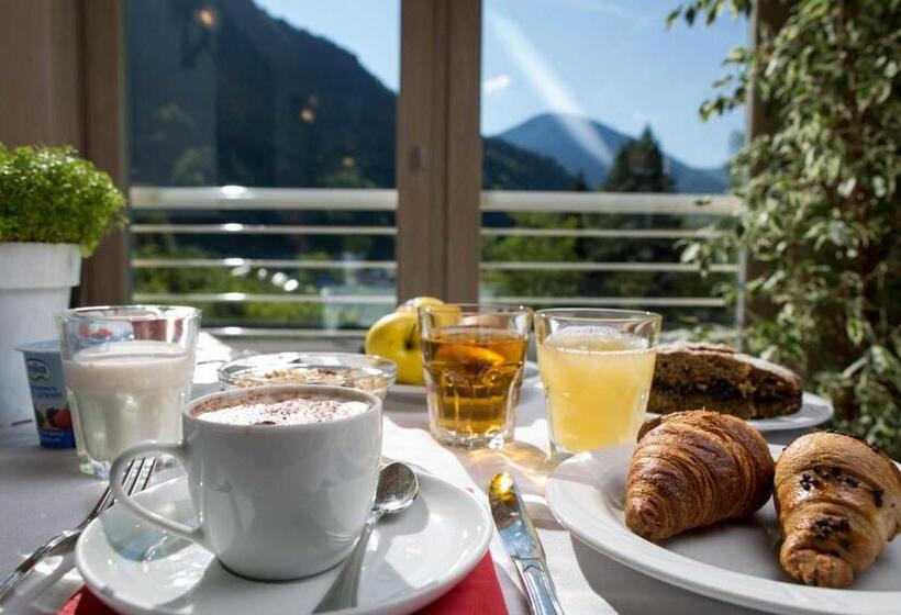 חדר לארבעה סטנדרטי עם מרפסת, Residence Hotel Miralago