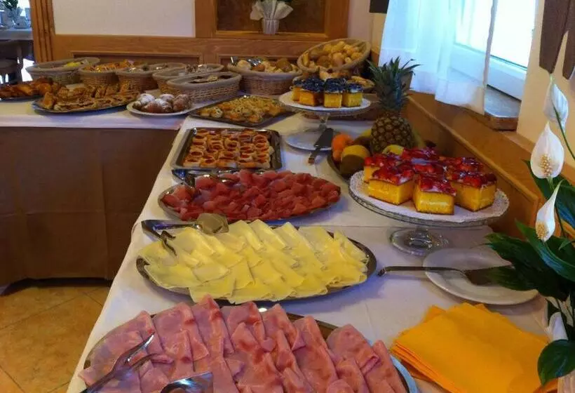 Standard Neljän Hengen Huone Parveke, Residence Hotel Miralago