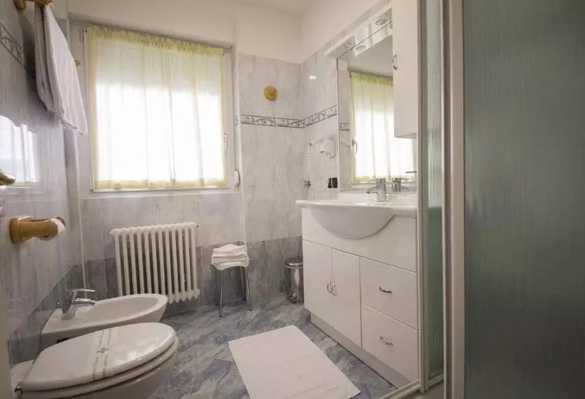Standard Neljän Hengen Huone Parveke, Residence Hotel Miralago