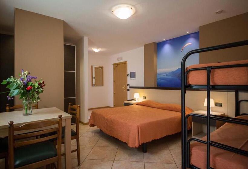 חדר לארבעה סטנדרטי עם מרפסת, Residence Hotel Miralago