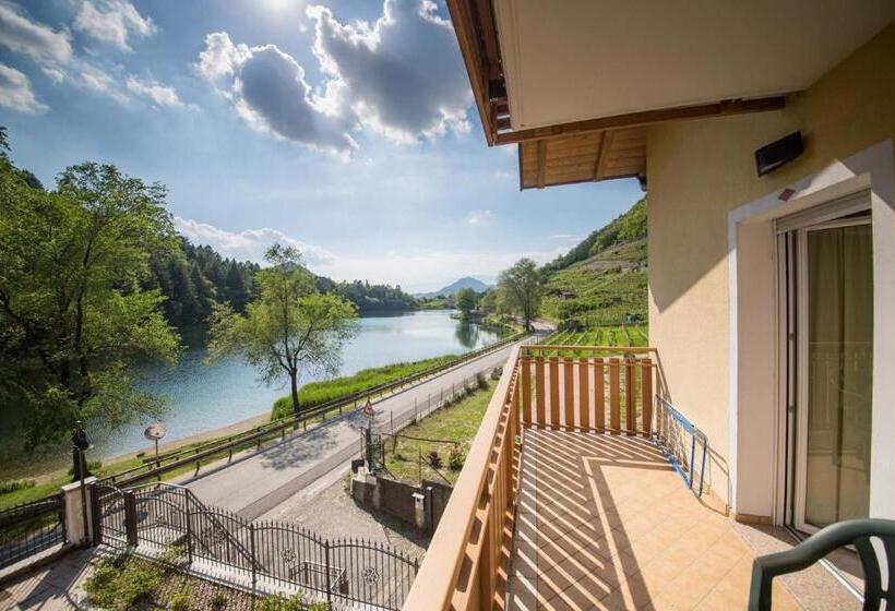 חדר לארבעה סטנדרטי עם מרפסת, Residence Hotel Miralago